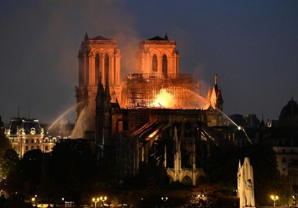 Incendio en Notre Dame: las primeras imágenes del interior de la catedral - Informate Paraguay