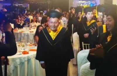Abuelo se gradúa a los 89 años de la universidad y demuestra que nunca es tarde para estudiar - SNT