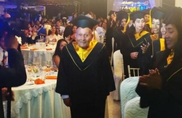 Abuelo se gradúa a los 89 años de la universidad y demuestra que nunca es tarde para estudiar - SNT