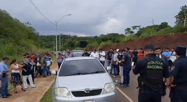 Hallan a dos mujeres muertas en vehículo y rescatan a una niña