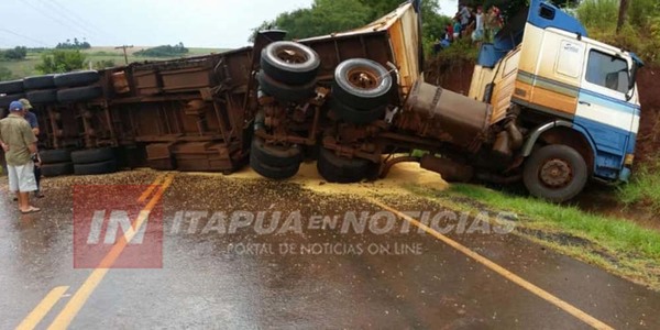 CAMIÓN CARGADO DE SOJA VUELCA SOBRE RUTA N° 6 EN CRUCE KIMEX