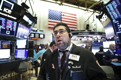 Wall Street se desploma por el coronavirus y el Dow Jones pierde un 3,56%