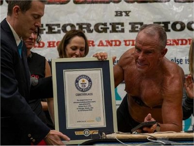 Ex marine de 62 años logra récord al estar 8 horas en posición de plancha