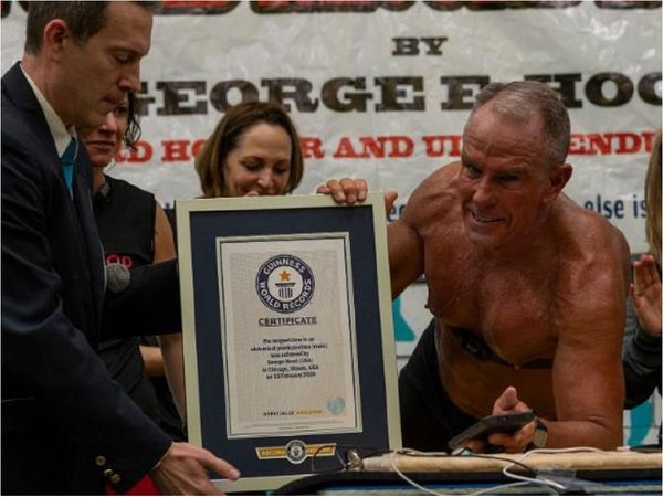 Ex marine de 62 años logra récord al estar 8 horas en posición de plancha