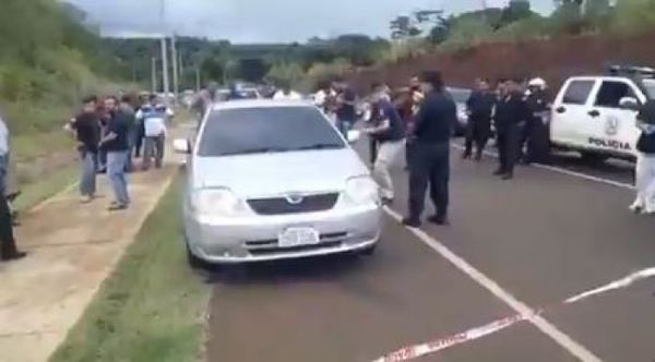 Horrendo: Hallan en un auto a dos mujeres muertas y a una niña en estado de shock
