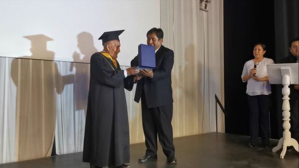 Un peruano se graduó a los 89 años y no faltó un día en toda la carrera