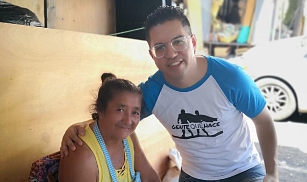 Por el día de la mujer, Pianito regaló servicio de manicura a las señoras del Mercado 4