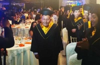 Abuelo se gradúa a los 89 años de la universidad y demuestra que nunca es tarde para estudiar - C9N