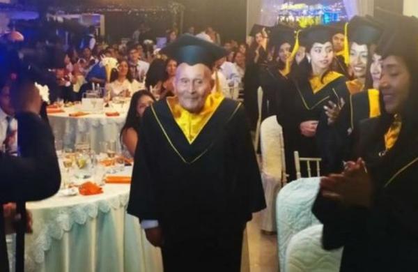 Abuelo se gradúa a los 89 años de la universidad y demuestra que nunca es tarde para estudiar - C9N