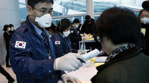 Ansiosos por frenar brote de virus, países limitan viajes