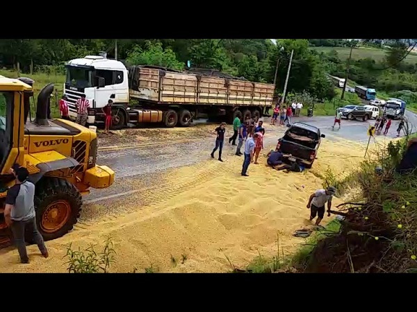 CAMIÓN VUELCA EN ZONA DE RAUL PEÑA, ALTO PARANÁ