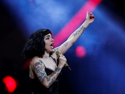 Una "valiente" Mon Laferte derrocha voz y activismo en su natal Viña del Mar