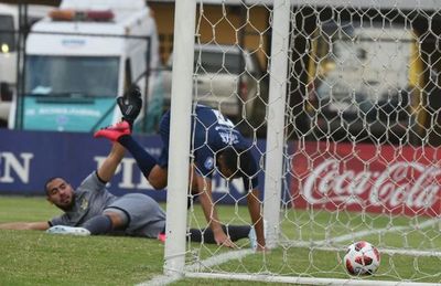 Arquero de General Díaz reconoce error en jugada pero afirma que seguirá pidiendo el balón - Cardinal Deportivo - ABC Color