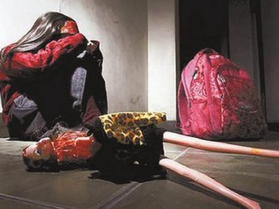 Condenan a policía a 12 años de cárcel tras abusar de su hijastra