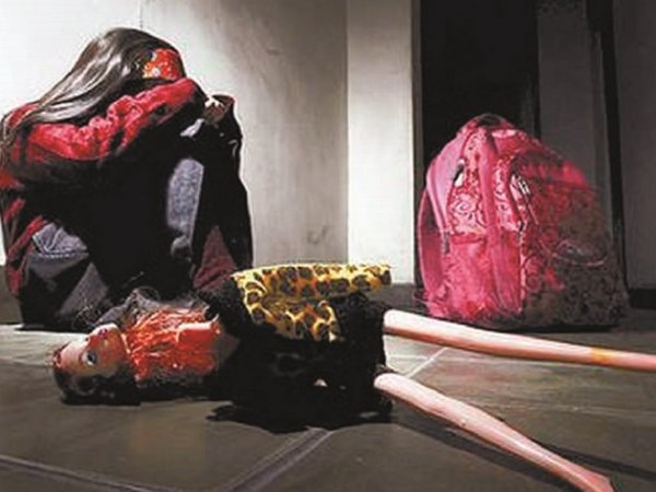 Condenan a policía a 12 años de cárcel tras abusar de su hijastra