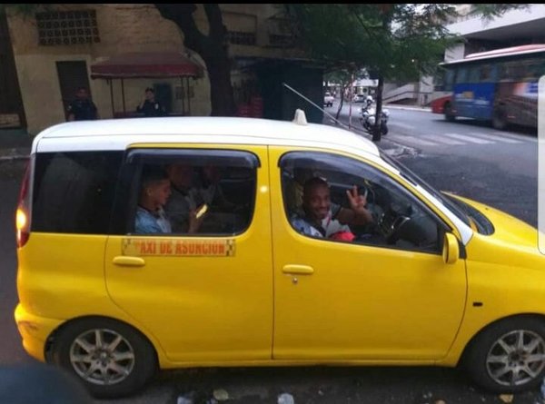 Jugadores de River llegan a Villa Elisa en taxi