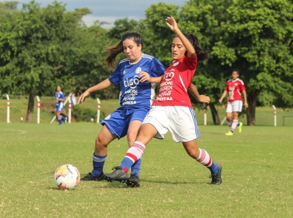 Fútbol en conjunto en Ypané - APF