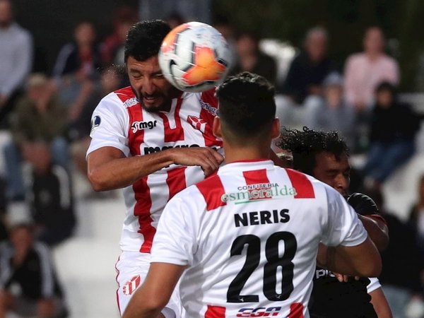 Un cabezazo de Juan Manuel Olivera pone a River Plate en segunda fase