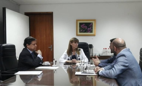 HOY / Euclides Acevedo, ministro del Interior, tras la reunión entre el intendente de Asunción Óscar Rodríguez y la ministra de Trabajo Carla Bacigalupo, sobre el tema de cuidacoches y limpiadvidrios
