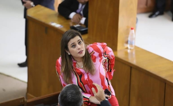 HOY / La Diputada Kattya González manifestó que el caso de Miguel Cuevas no se ajusta a lo que establece la constitución haciendo referencia a la perdida de investidura