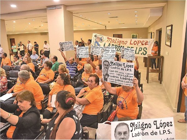 Inicia socialización de ley de pensiones con críticas y huevazos