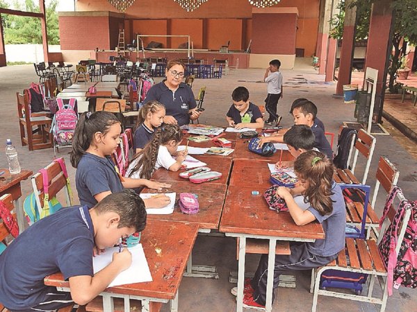 Dejan sin energía a un centro educativo y dan clases afuera