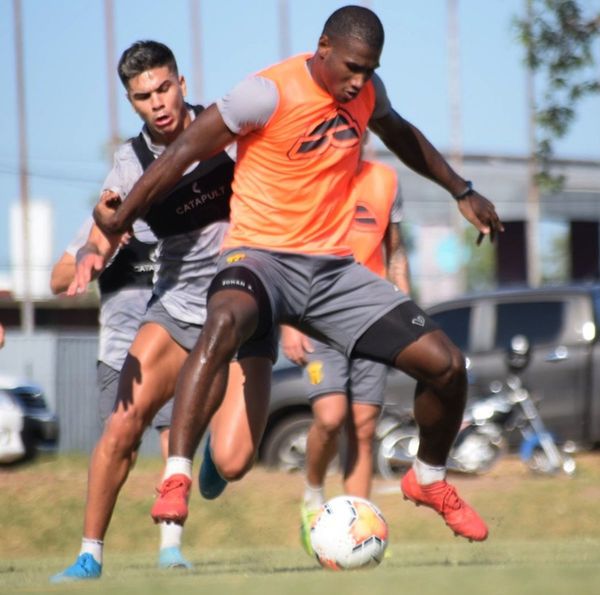 Jhohan Romaña y Édgar Benítez son novedades