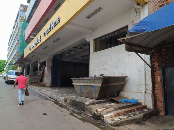 Persiste la ocupación de las veredas en el microcentro y no hay espacio para peatones