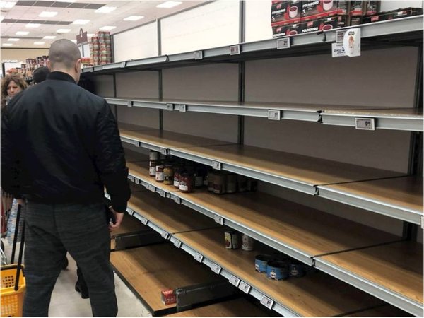 "La gente forma fila en los comercios, no queda nada"