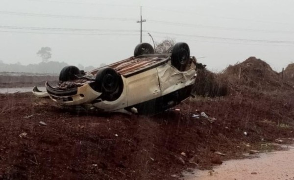 Automóvil volcó tras rozar con una camioneta