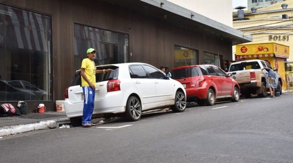 "Cuidacoches" se movilizan frente a la Municipalidad de Asunción