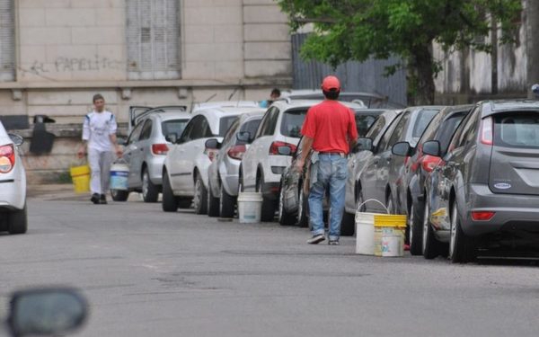 Policía garantiza acompañamiento en retiro de cuidacoches y limpiavidrios de las calles
