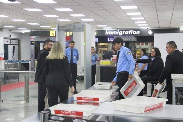 HOY / Extreman cuidados en el aeropuerto ante temor por ingreso de coronavirus