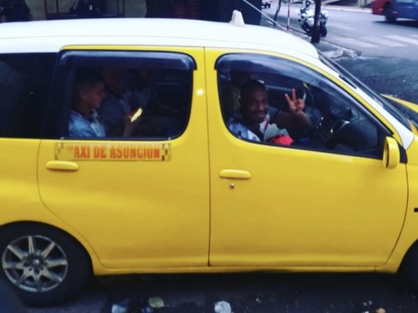 Jugadores del "kelito" llegaron a la cancha en taxi