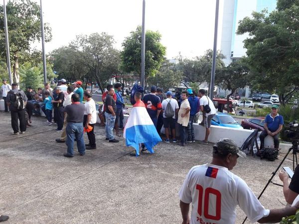 Cuidacoches protestan frente a la Municipalidad de Asunción - Nacionales - ABC Color