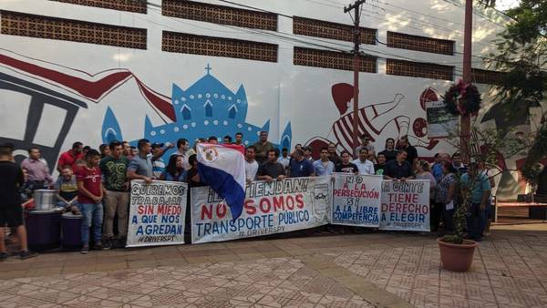 Choferes de MUV y Uber protestan por persecución que sufren en San Lorenzo - ADN Paraguayo