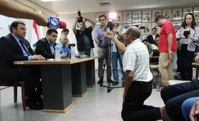 HOY / Cuidacoches: comuna prohíbe y afectados dicen: "Hoy juega Cerro... ¿Vamos ir a robar?"