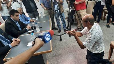 Cuidacoches piden de rodillas que los dejen trabajar hoy porque "ni siquiera tienen para el desayuno" - ADN Paraguayo