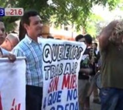 Conductores de MUV y Uber se manifiestan en San Lorenzo - Paraguay.com