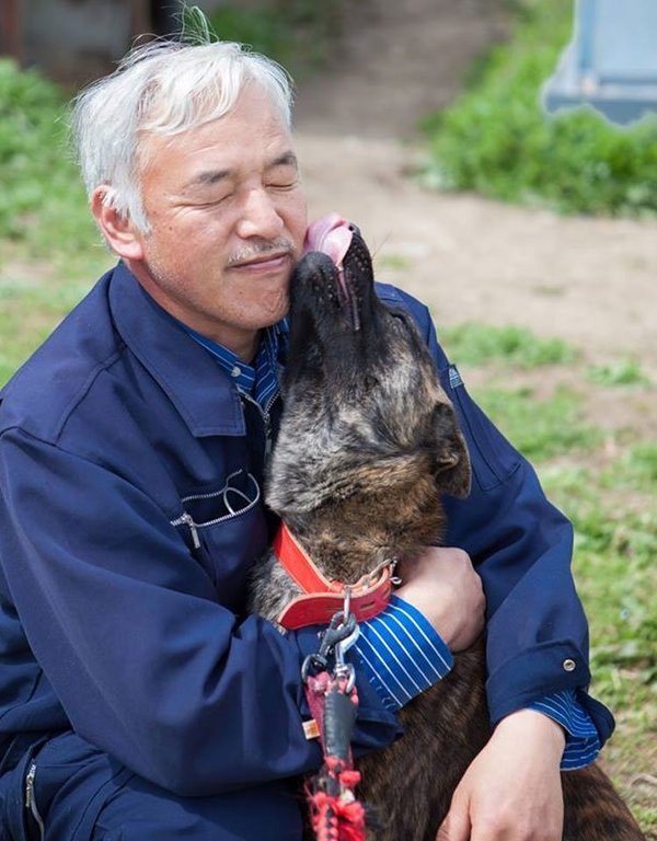 Guardián de Fukushima: El hombre que ingresa a la ciudad radiactiva para alimentar animales abandonados