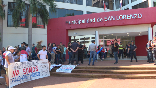 Manifestación de conductores de MUV y UBER por polémica ordenanza en San Lorenzo