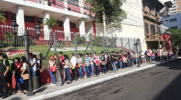 Ya no se debe exigir afiliación a cambio de un trabajo, afirma Cartes