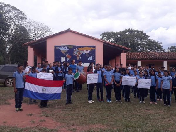 Alumnos y docentes se manifiestaron para exigir aulas - Nacionales - ABC Color
