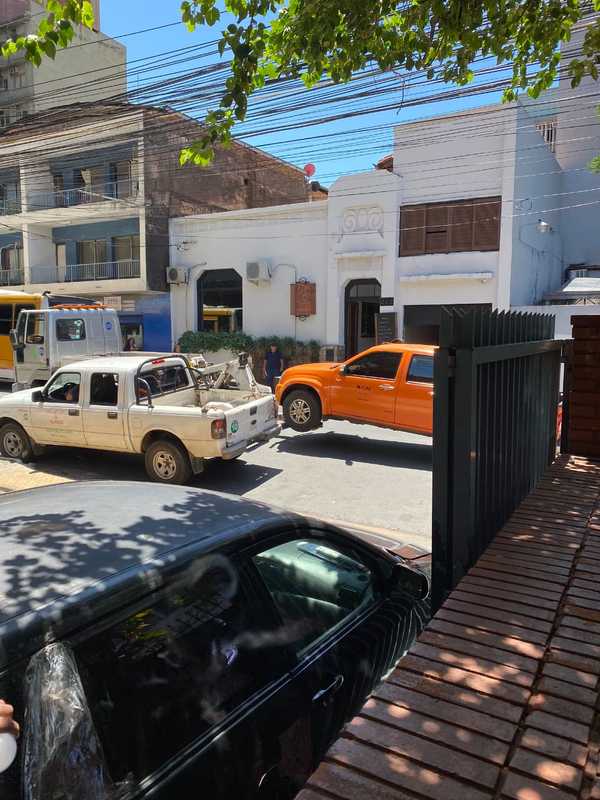 Sancionan a cuatro vehículos del MOPC por mal estacionamiento en Asunción » Ñanduti