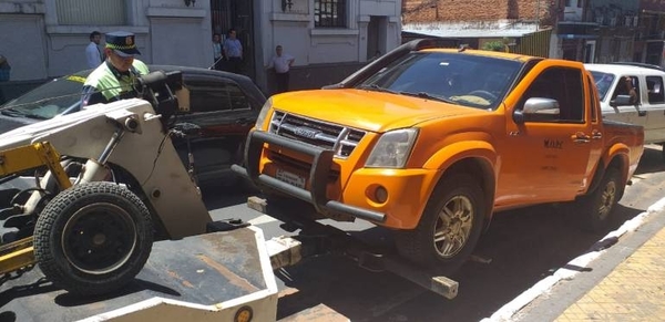 HOY / PMT lleva al corralón a móviles de MOPC, y hace vista gorda a ministro que va de contramano