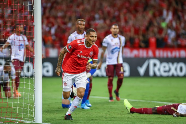 Paolo Guerrero mete al Inter en fase de grupos