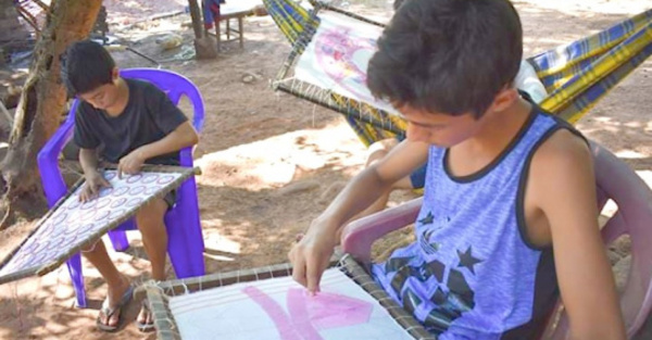Hermanitos de Itauguá son expertos en ñandutí
