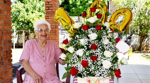 ¡Felices 100 años! de  María Josefa Recalde Jara - Interior - ABC Color