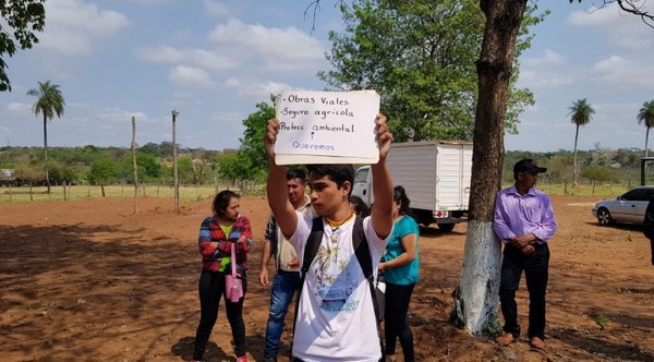 Estudiante alzó cartel pidiendo mejor educación: guardia de Abdo destrozó el mensaje - Informate Paraguay