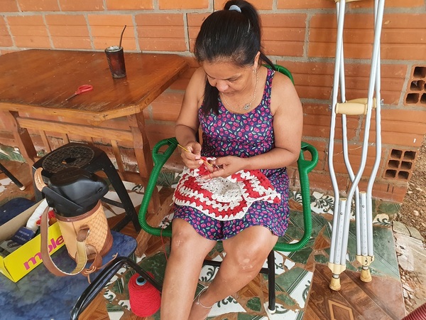 Cambió jeringa por crochet para sobrevivir tras un accidente